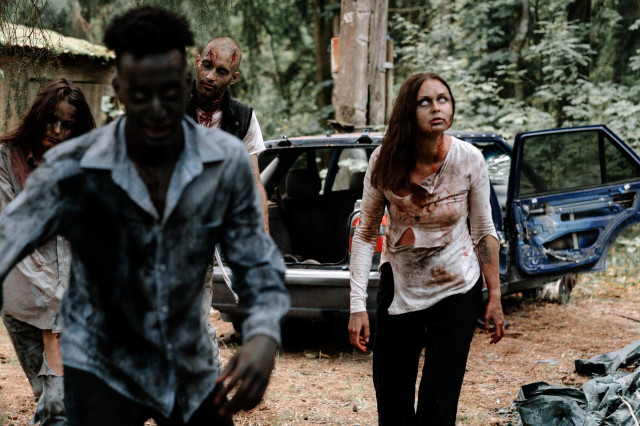 Horror - Eine Gruppe von Zombies, die in einem Waldgebiet umherwandern.