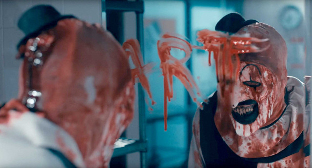 Terrifier 1-3: Eine Reise durch die Horror-Slasher-Reihe - Ein gruseliger Clown mit einem schwarzen Hut und blutigen Gesichtsausdrücken